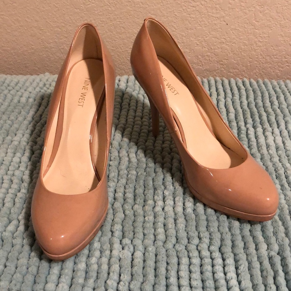 Nude patent leather pumps
